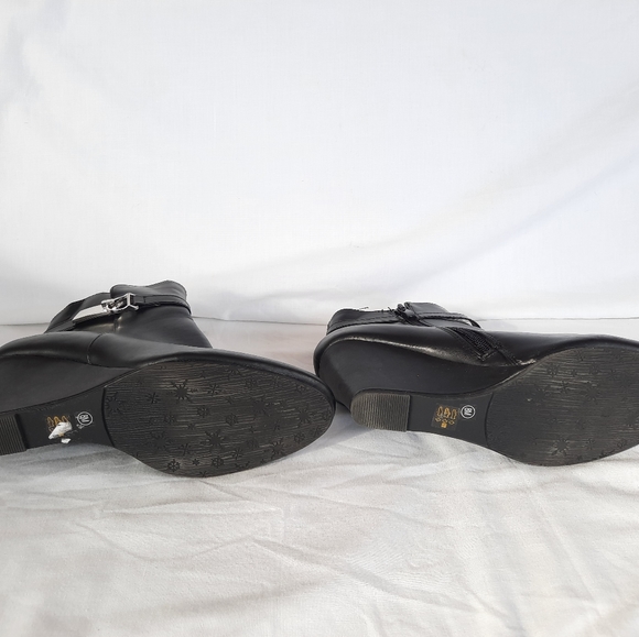 CL by Laundry Heeled Booties. Size 8 - Picture 5 of 7
